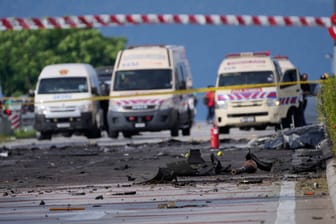 Einsatzkräfte in Malaysia untersuchen das Wrack des abgestürzten Kleinflugzeugs: 10 Menschen starben bei dem Unglück.