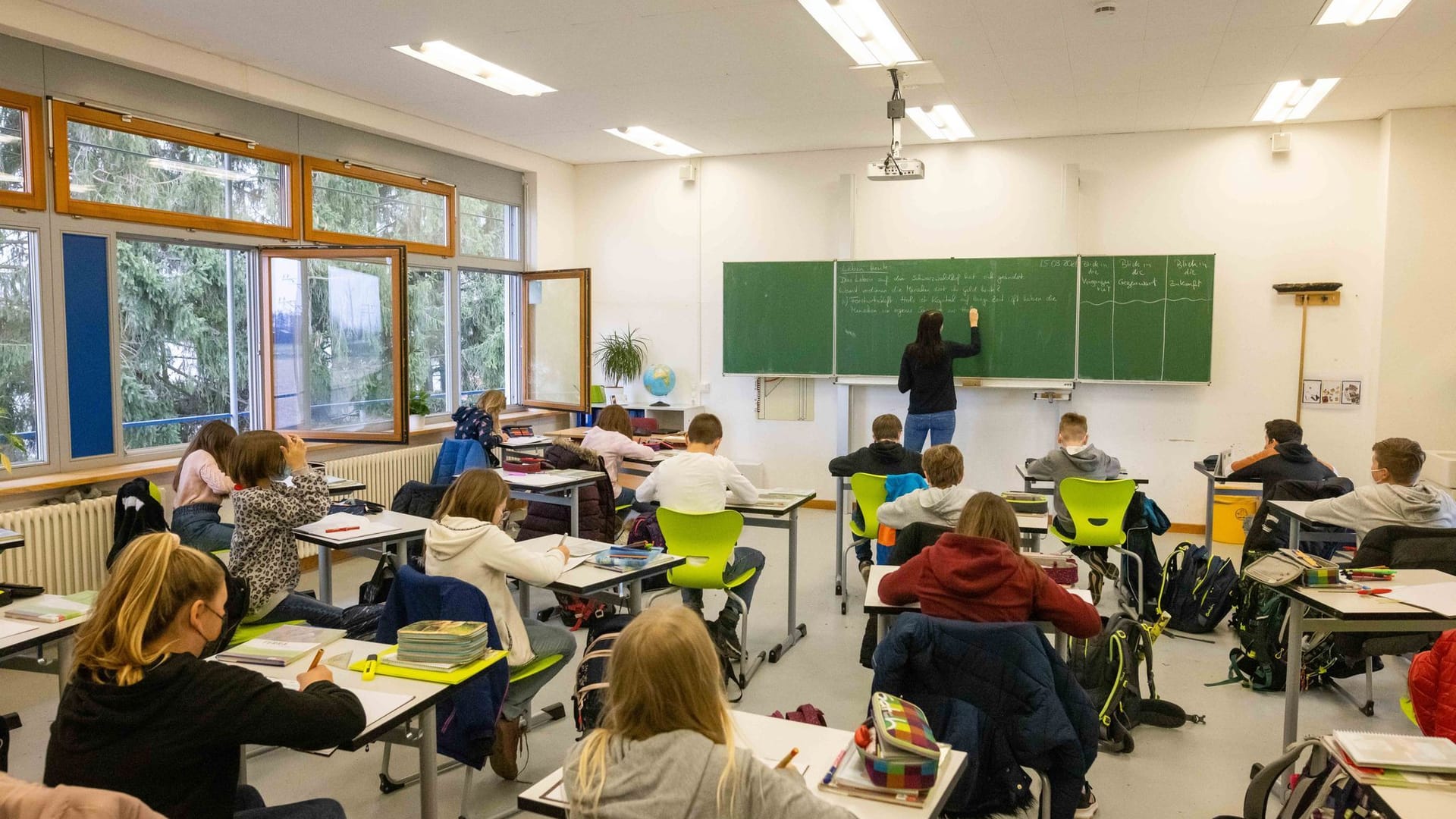 Klassenzimmer (Symbolbild): In Niedersachsen konnten einige Lehrerstellen zum Schuljahr 2023/2024 nicht besetzt werden.