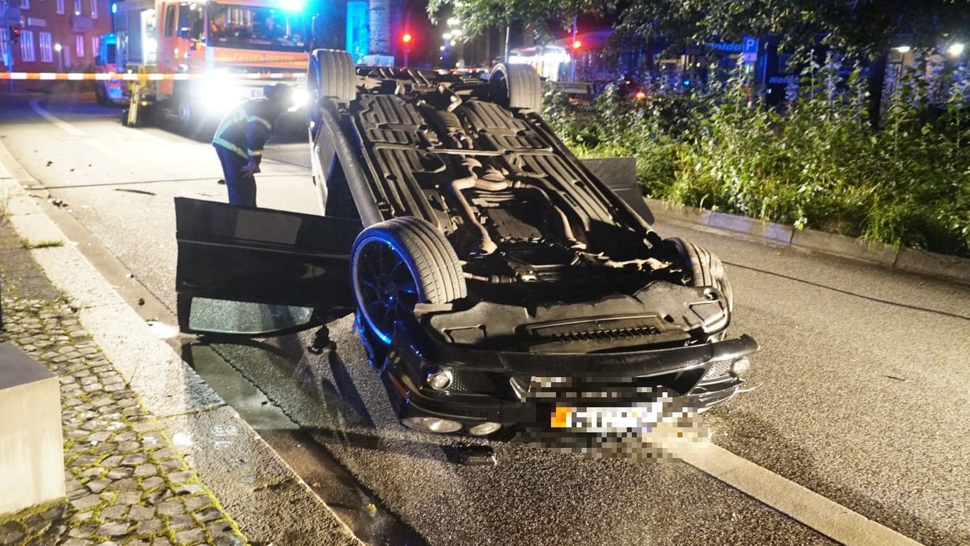 Autowrack am Stormarnplatz: Die drei Insassen wurden verletzt.