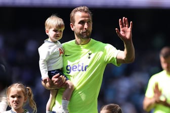 Servus München: Harry Kane (mit Sohn Louis auf dem Arm) tauscht in der neuen Saison das Trikot der Tottenham Hotspur gegen das des FC Bayern.