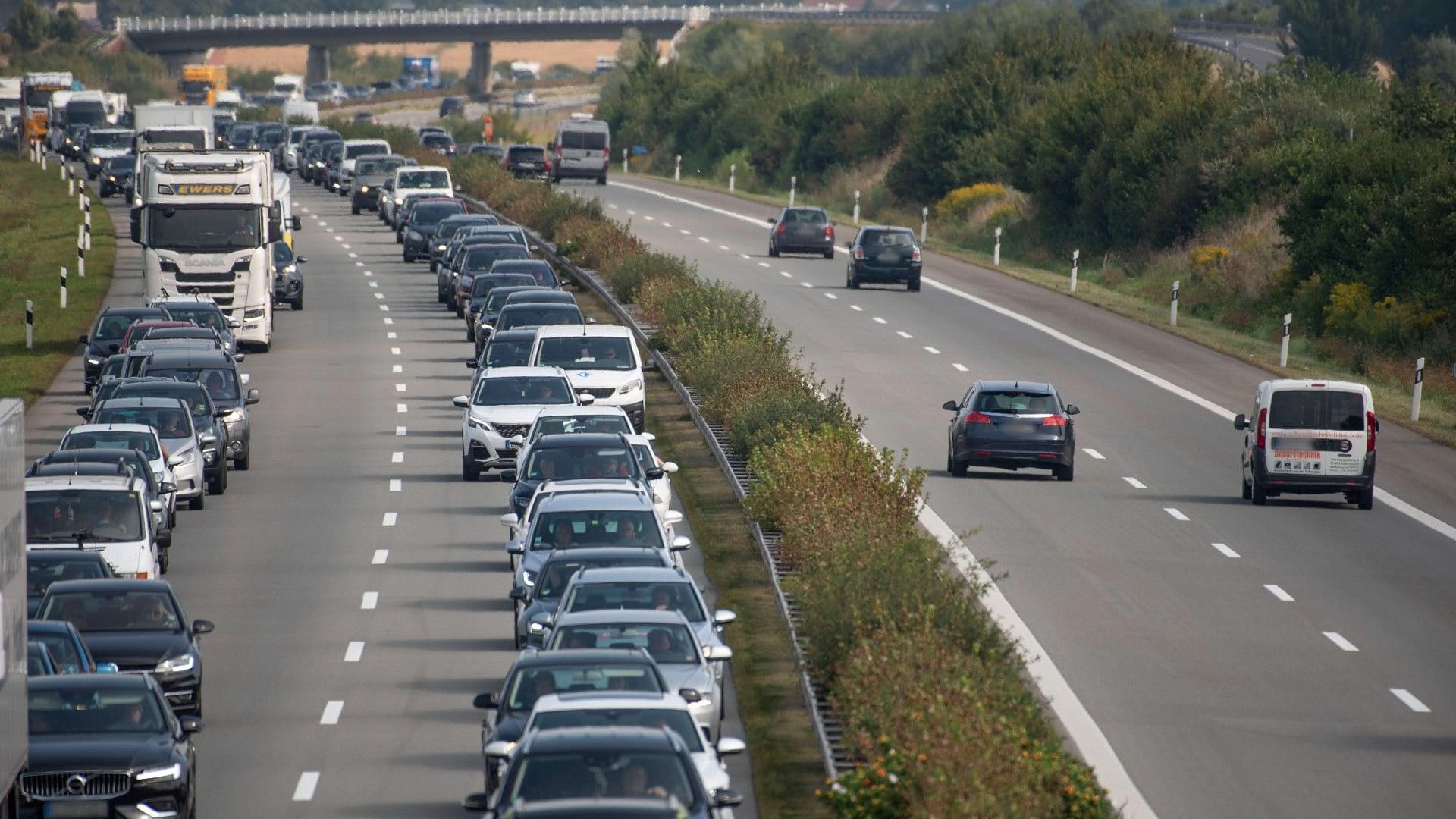 Stau auf der A20: Nach einem Unfall war die Autobahn gesperrt.