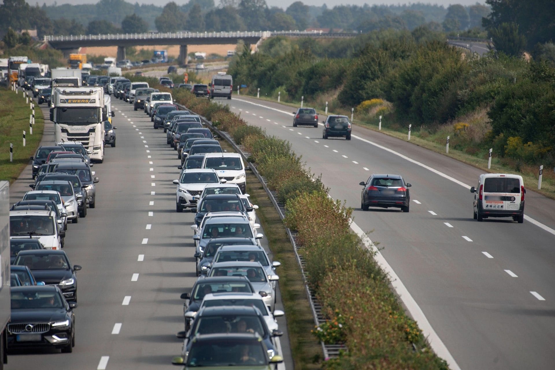 Stau auf der A20: Nach einem Unfall war die Autobahn gesperrt.