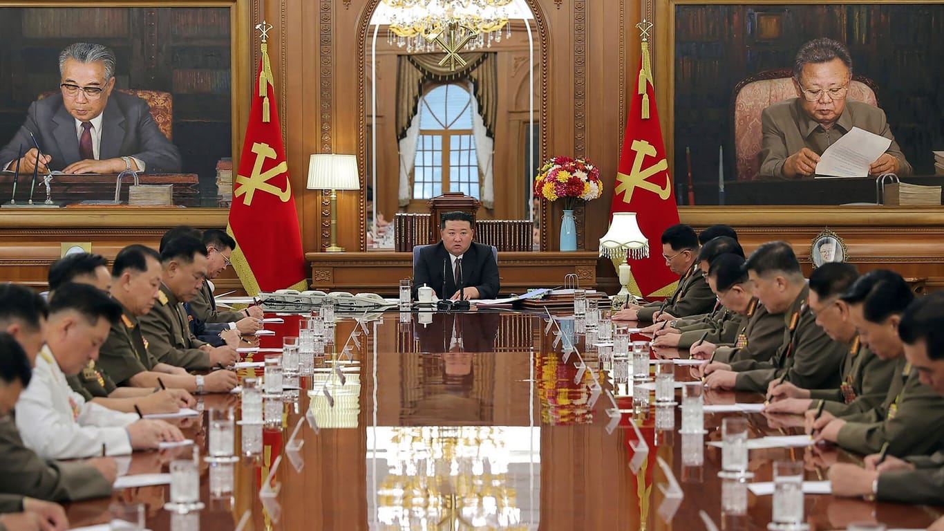 Kim Jong Un und die Spitzenmilitärs seines Landes: Das Foto wurde von den Staatsmedien zu der Sitzung am Mittwoch verbreitet – ob es wirklich am Mittwoch aufgenommen wurde, kann nicht überprüft werden.