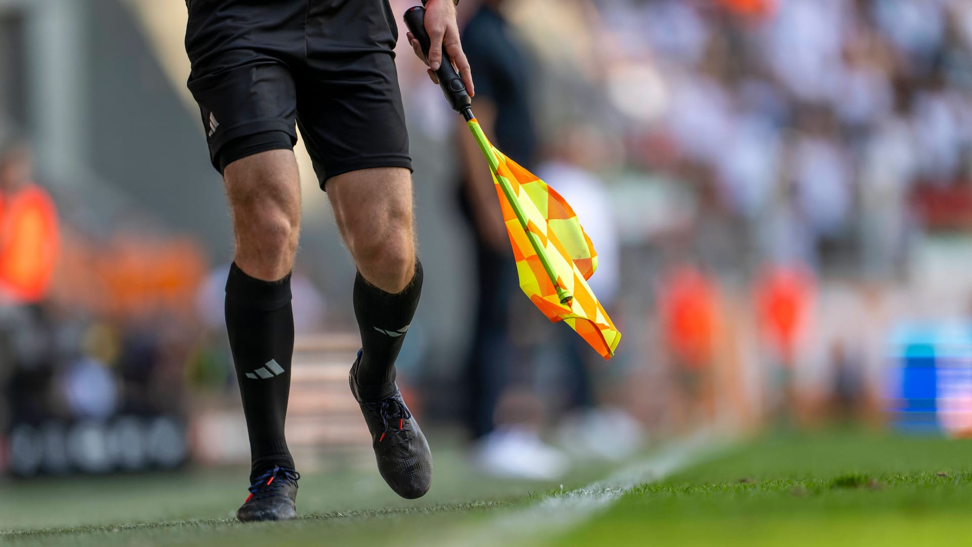 Schiedsrichter beim Fußball (Symbolbild): Die Beamten waren den ganzen Samstag im Einsatz, trotzdem eskalierte die Lage.