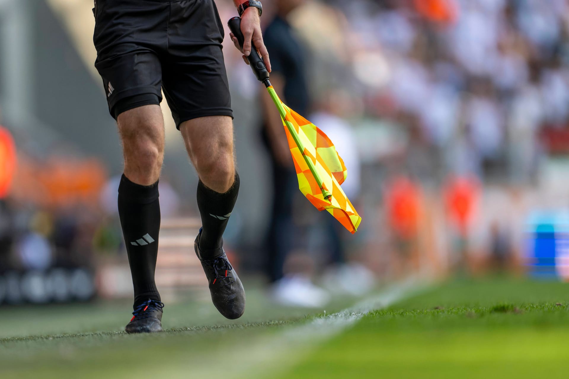 Schiedsrichter beim Fußball (Symbolbild): Die Beamten waren den ganzen Samstag im Einsatz, trotzdem eskalierte die Lage.