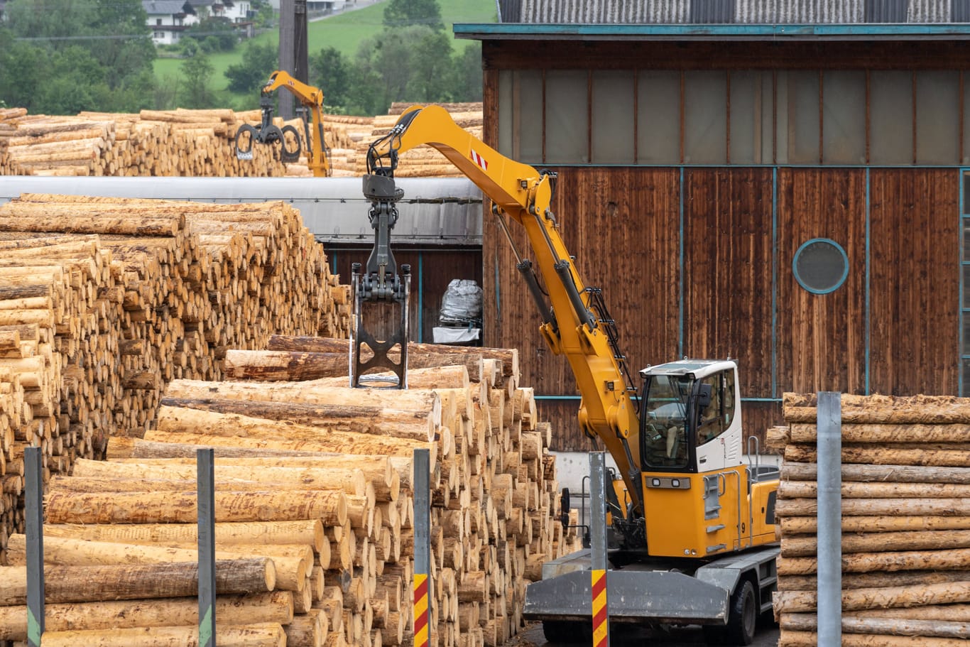 Bagger an einem Sägewerk (Archivbild): Wälder speichern CO2 – ihr Erhalt ist daher wichtig für das Klima.