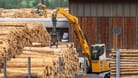 Bagger an einem Sägewerk (Archivbild): Wälder speichern CO2 – ihr Erhalt ist daher wichtig für das Klima.