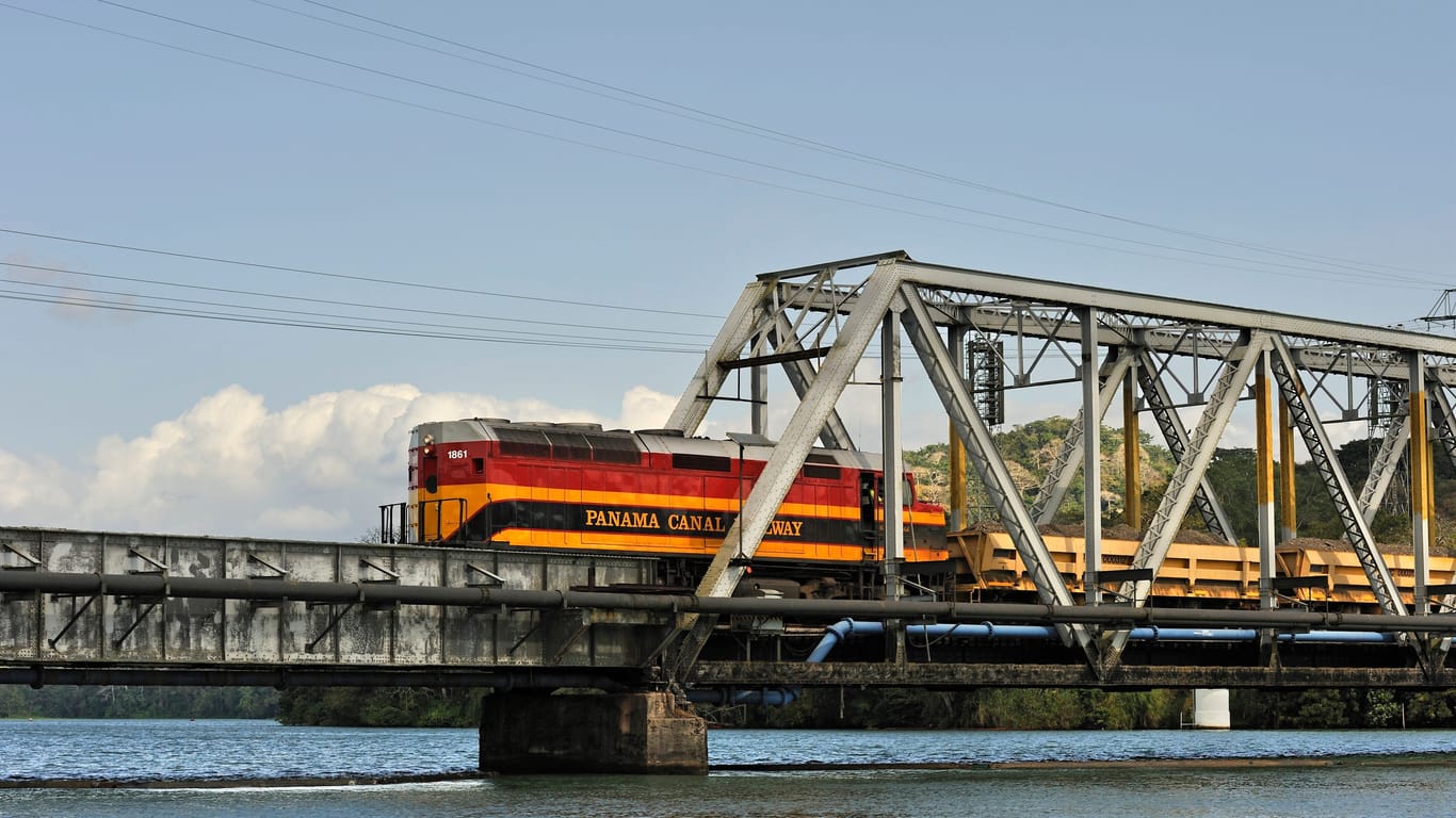 Zug der Panama Canal Railway auf einer Brücke über dem Chagres in der Nähe der Nordschleusen des Kanals (Archivbild): Die Bahngesellschaft profitiert von der Dürre.