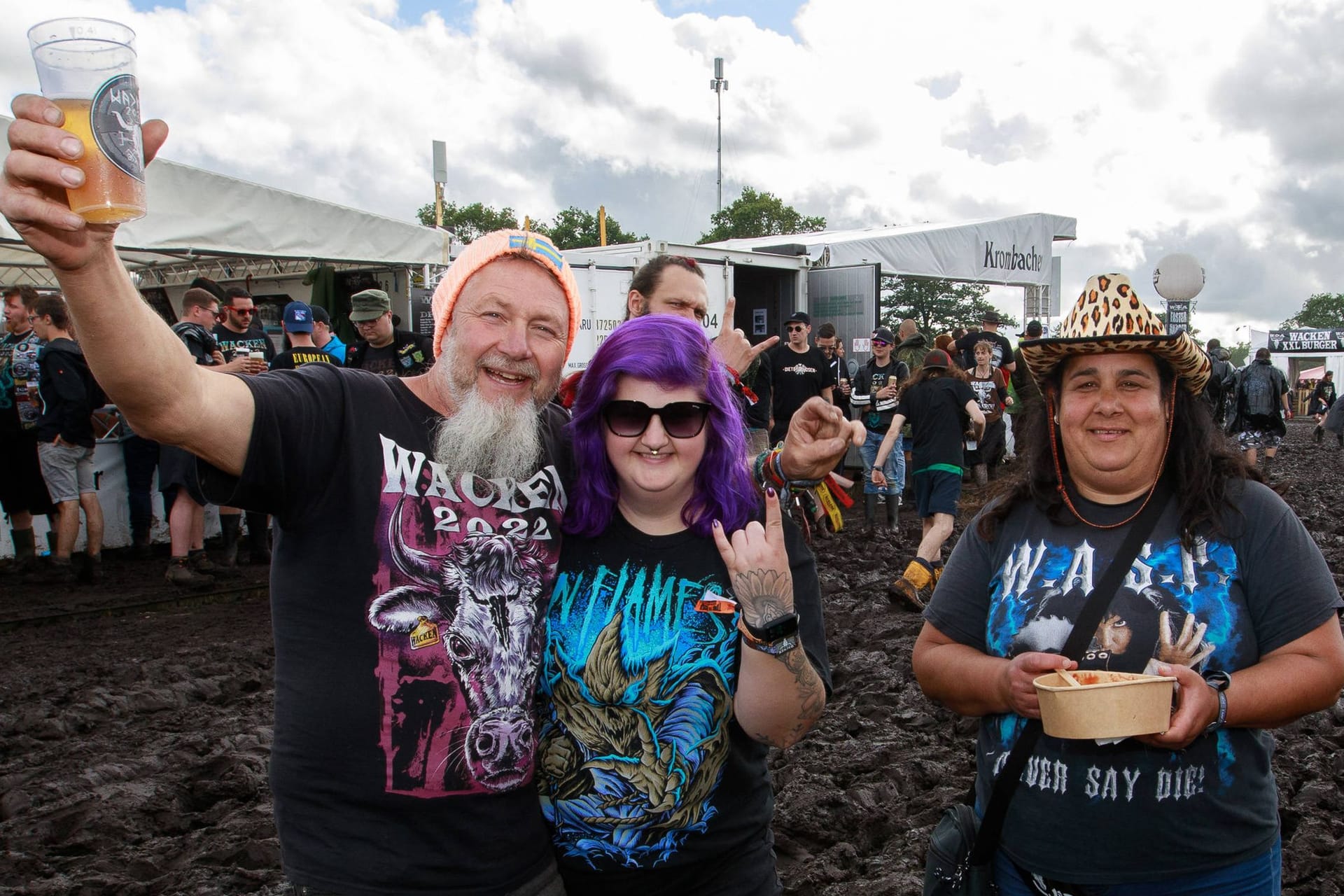 Wacken-Fans, die es rechtzeitig auf das Gelände geschafft haben: Laut Polizei sind nur 50.000 statt 85.000 Menschen auf dem Campingplatz.