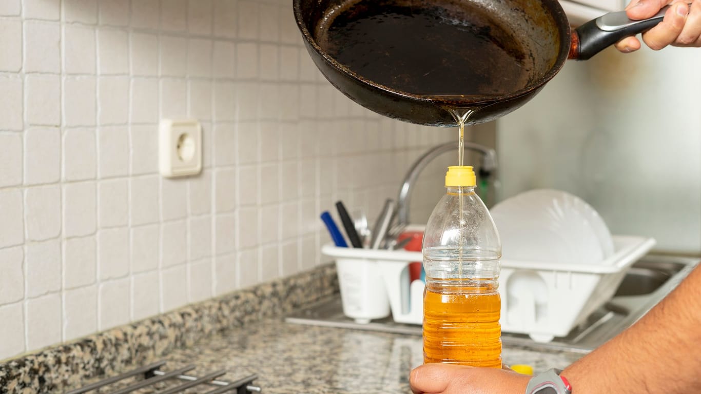 Bevor Sie Ihr Öl entsorgen oder wieder verwenden, sollte es gut abgekühlt und abgefüllt sein.