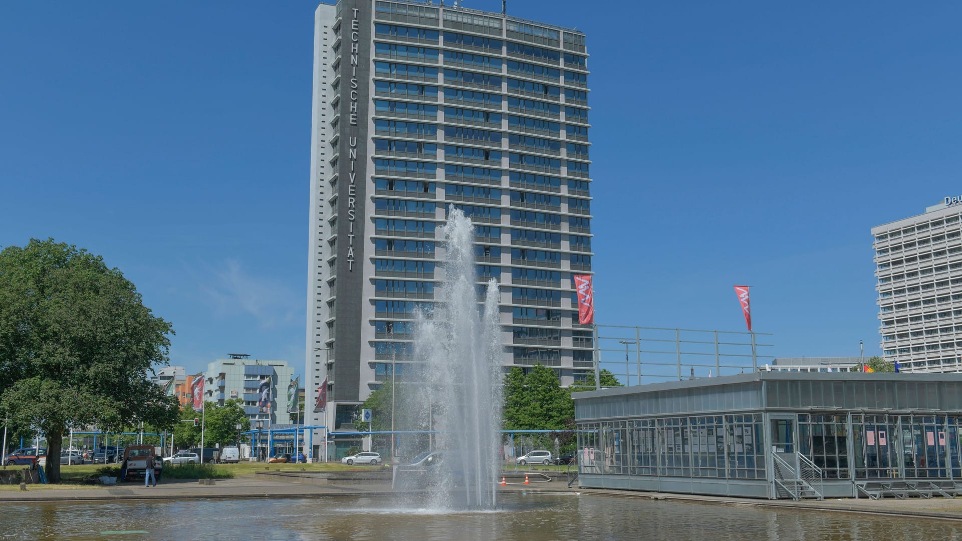 Ernst-Reuter-Platz in Berlin-Charlottenburg: Hier landete ein flüchtiger Autofahrer im Wasserbecken. Ernst-Reuter-Platz in Berlin-Charlottenburg: Hier landete ein flüchtiger Autofahrer im Wasserbecken.