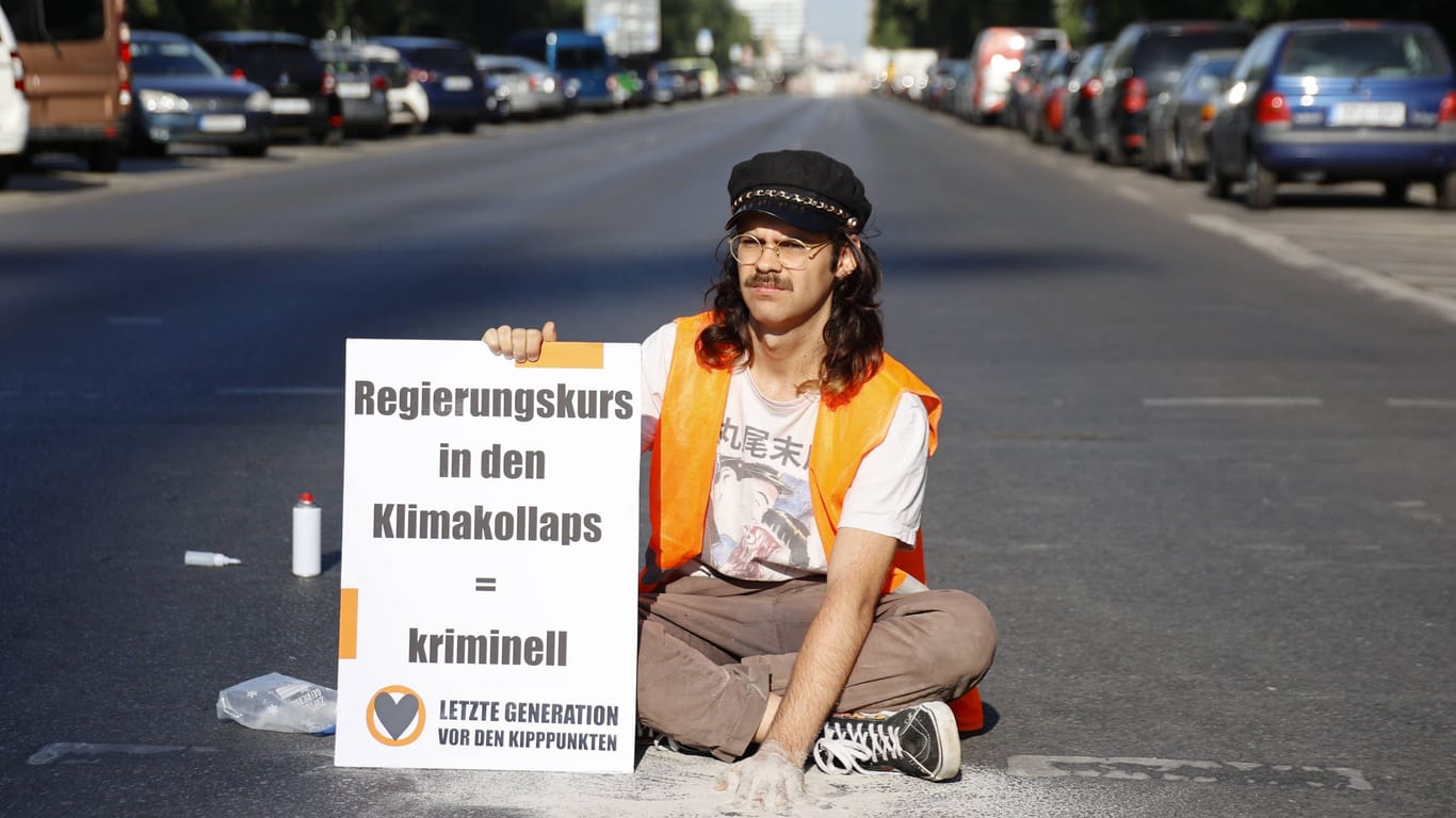 Aktivist der "Letzten Generation" bei einer Blockade in Berlin (Symbolbild):