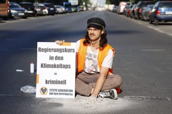 Aktivist der "Letzten Generation" bei einer Blockade in Berlin (Symbolbild): Aktivist der "Letzten Generation" bei einer Blockade in Berlin (Symbolbild):
