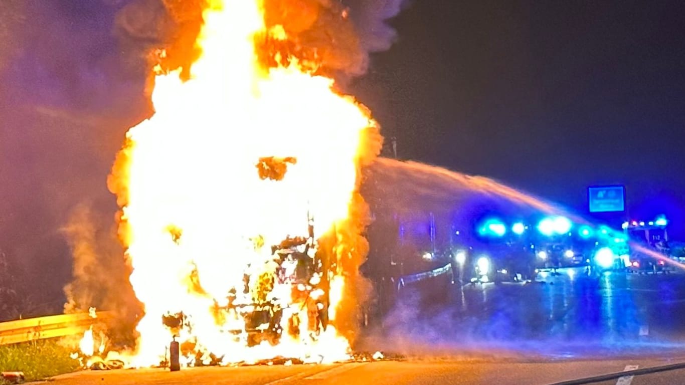 Brennender Lkw auf der Bundesstraße: Der Mehrtonner hatte einen Gefahrstoff geladen.