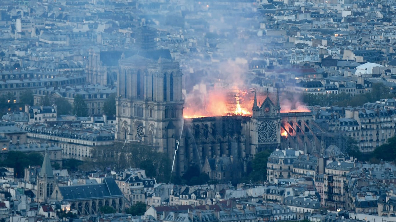Die brennende Kathedrale im Jahr 2019: Fünf Jahre später soll sie wiedereröffnet werden.