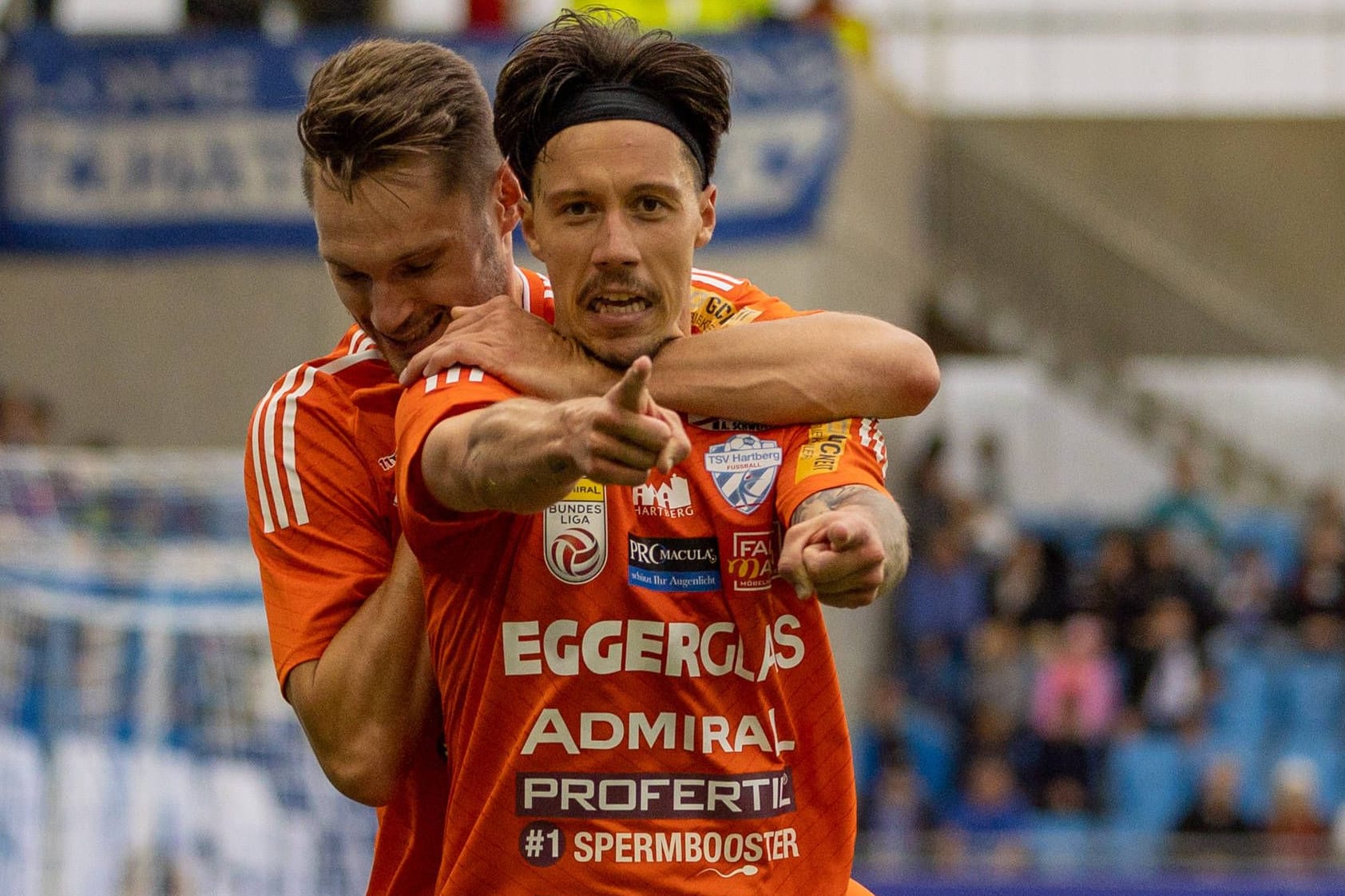 Dominik Prokop: Die Spieler tragen eine Menge Werbung auf ihren Trikots.