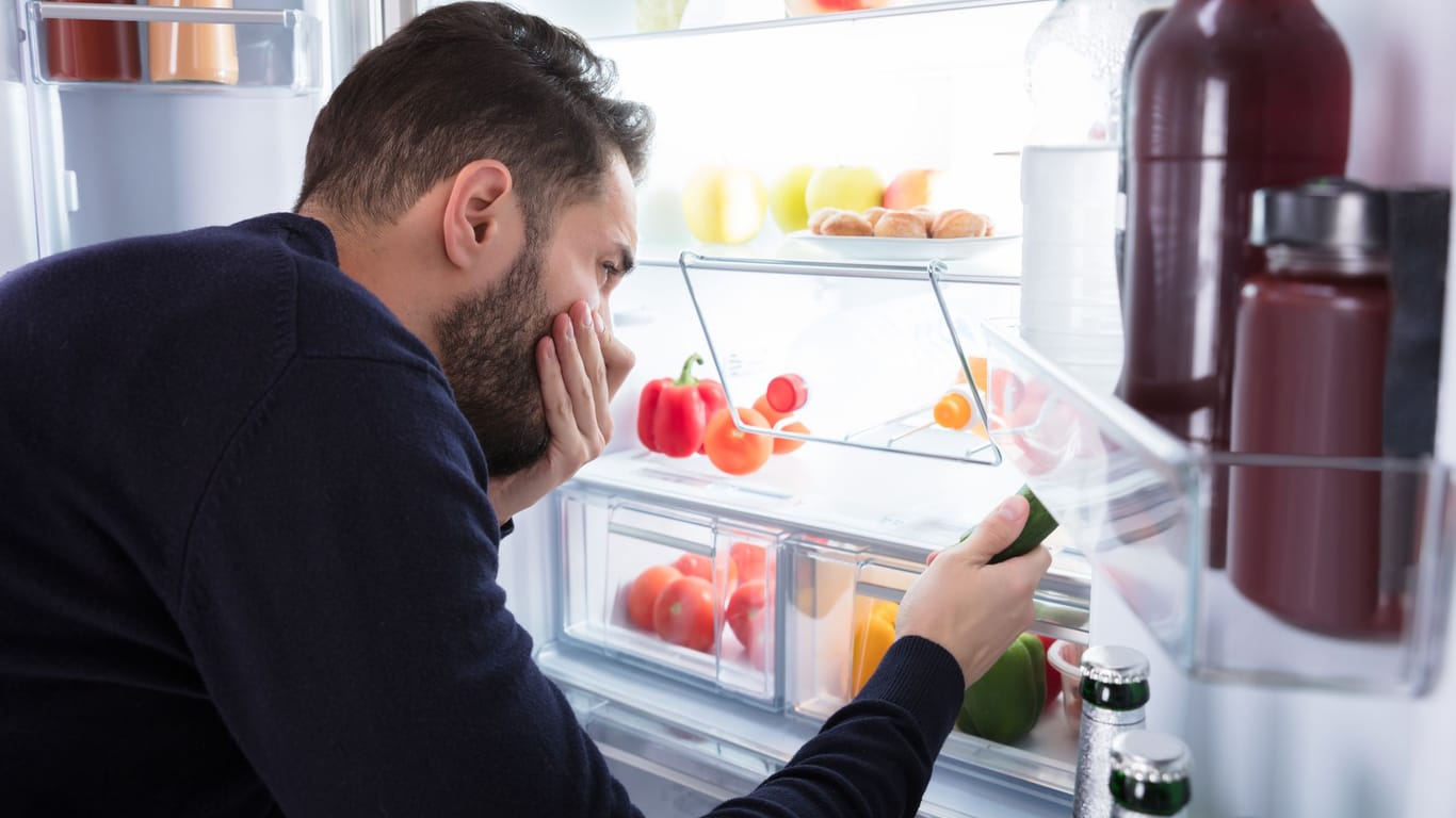Auch der vermeintlich frische Inhalt des Kühlschranks kann Gerüche verursachen.