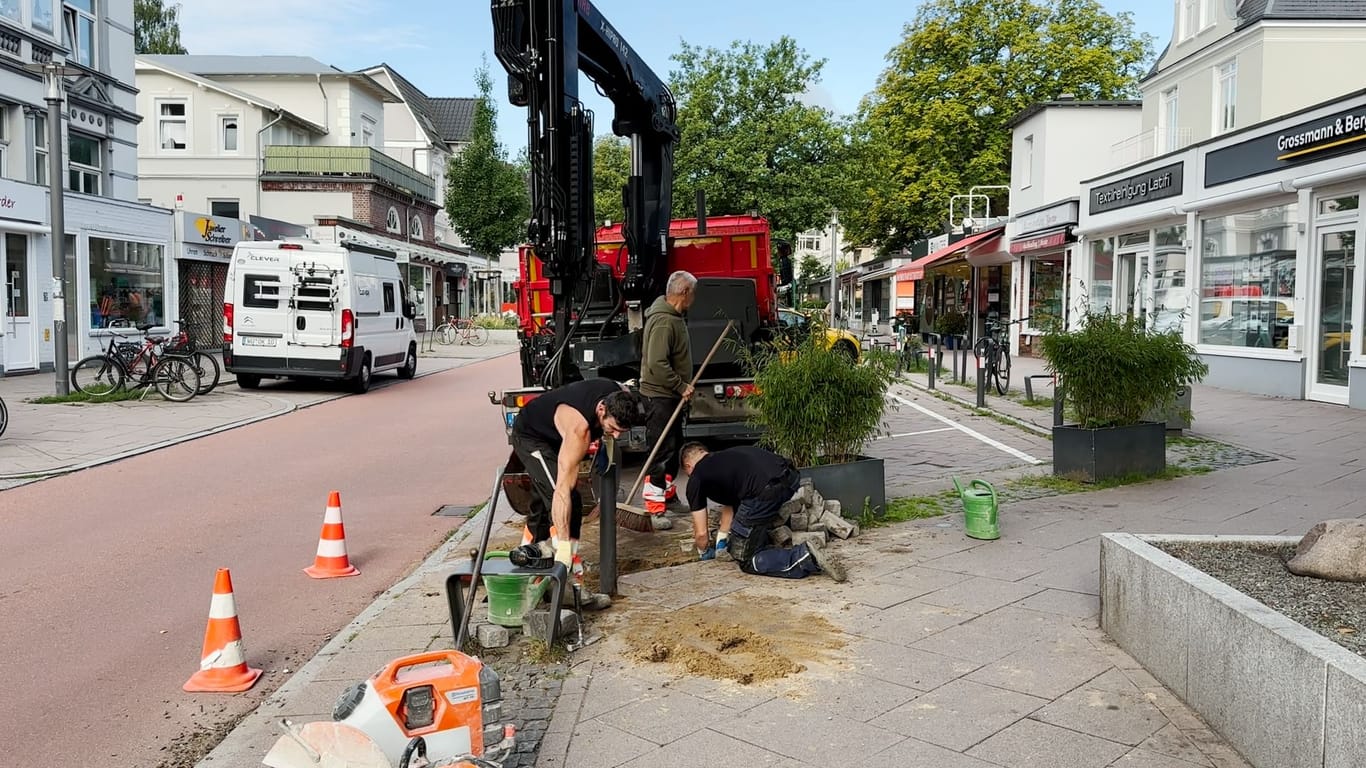 Waitzstraße in Groß Flottbek: In der Einkaufsstraße hat es in der Vergangenheit regelmäßig geknallt. Nun sollen Boller die umliegenden Geschäfte vor Autounfällen schützen.