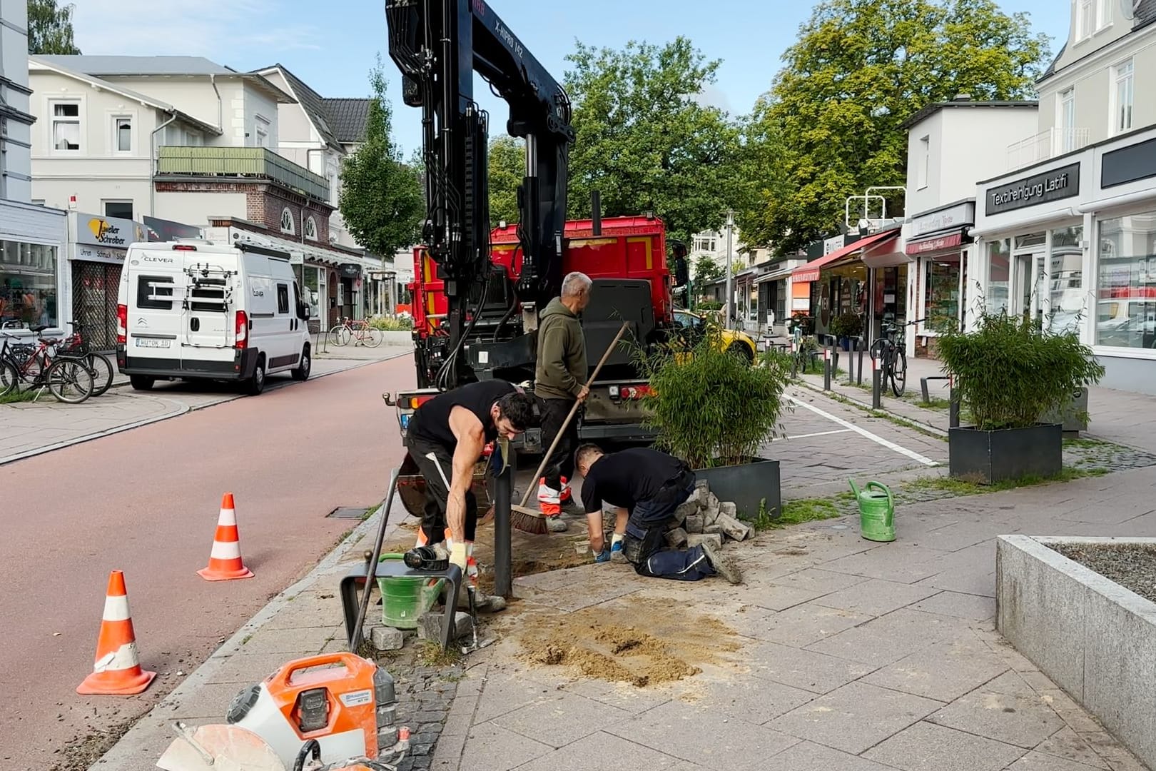 Waitzstraße in Groß Flottbek: In der Einkaufsstraße hat es in der Vergangenheit regelmäßig geknallt. Nun sollen Boller die umliegenden Geschäfte vor Autounfällen schützen.