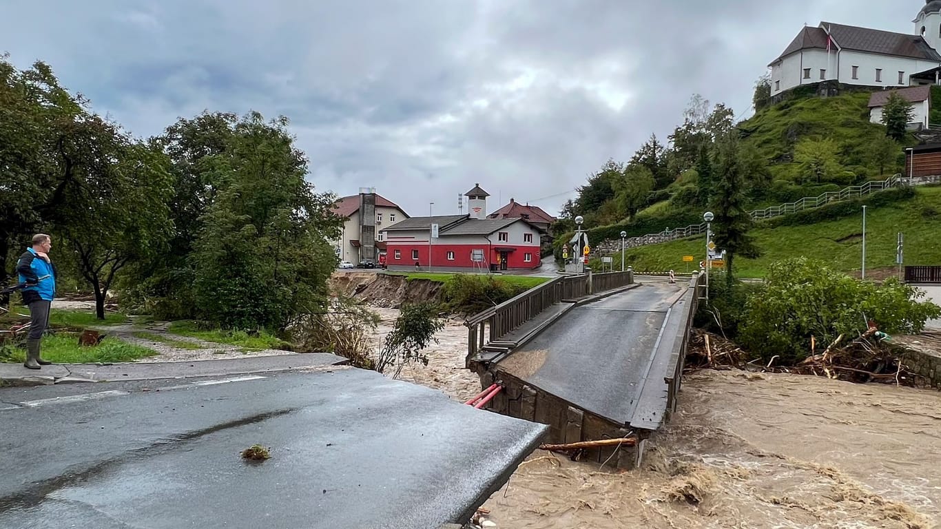 Slowenien: Eine Brücke ist in der Nähe der Stadt Kamnik eingestürzt.