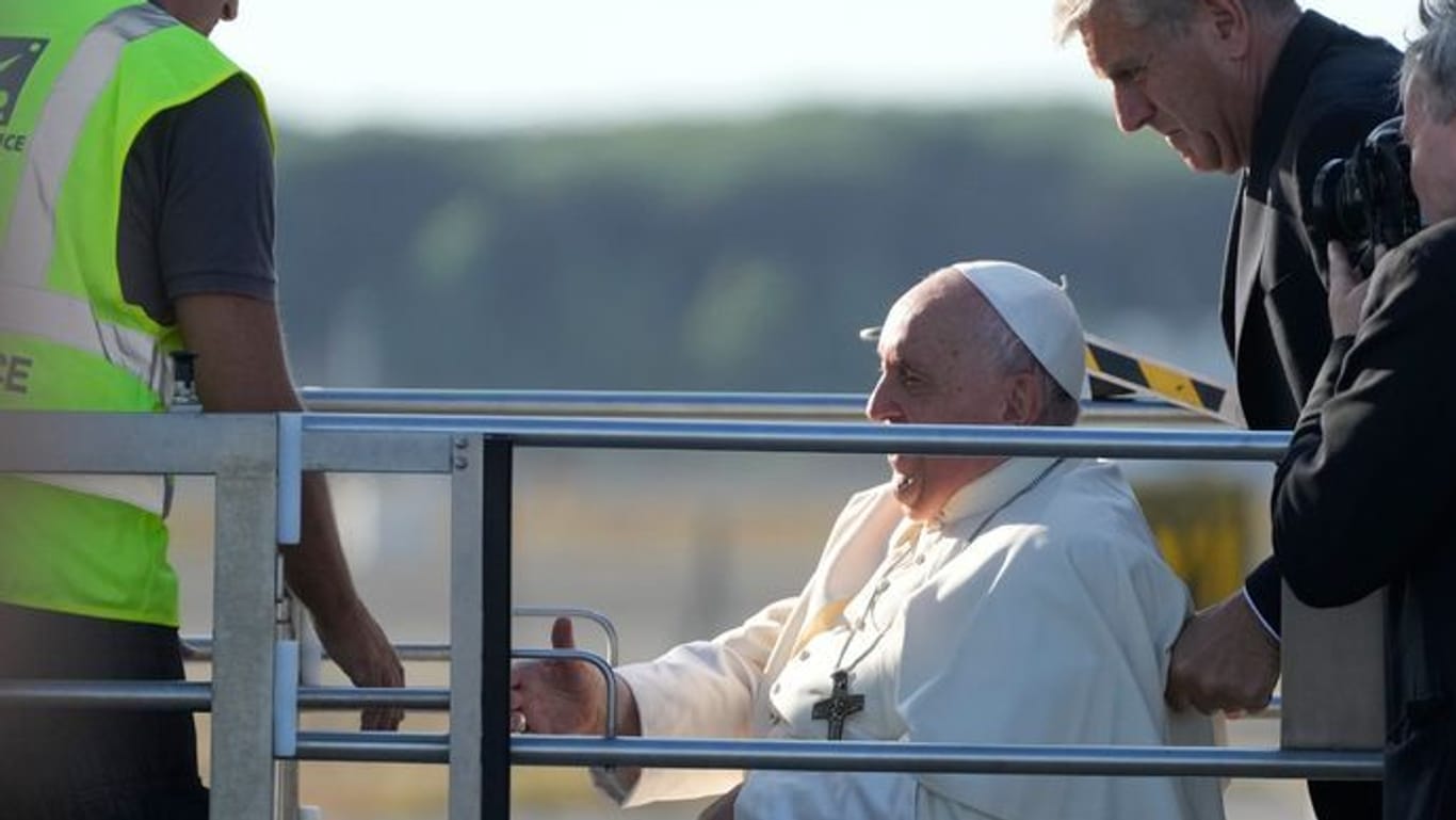 Papst Franziskus in einem Rollstuhl, auf dem Flughafen von Rom vor dem Abflug in die Mongolei