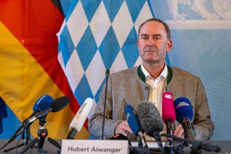 Hubert Aiwanger (Freie Wähler) bei der Pressekonferenz: Seit Tagen steht er in der Kritik.