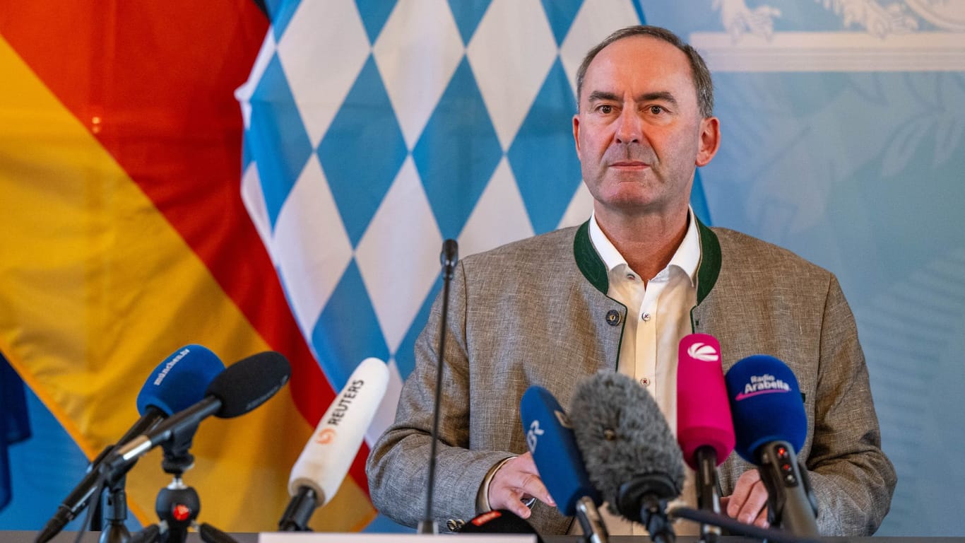 Hubert Aiwanger (Freie Wähler) bei der Pressekonferenz: Seit Tagen steht er in der Kritik.