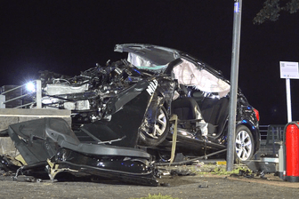 Das völlig demolierte Auto am Unfallort: Eine Person kam bei dem Unfall ums Leben.