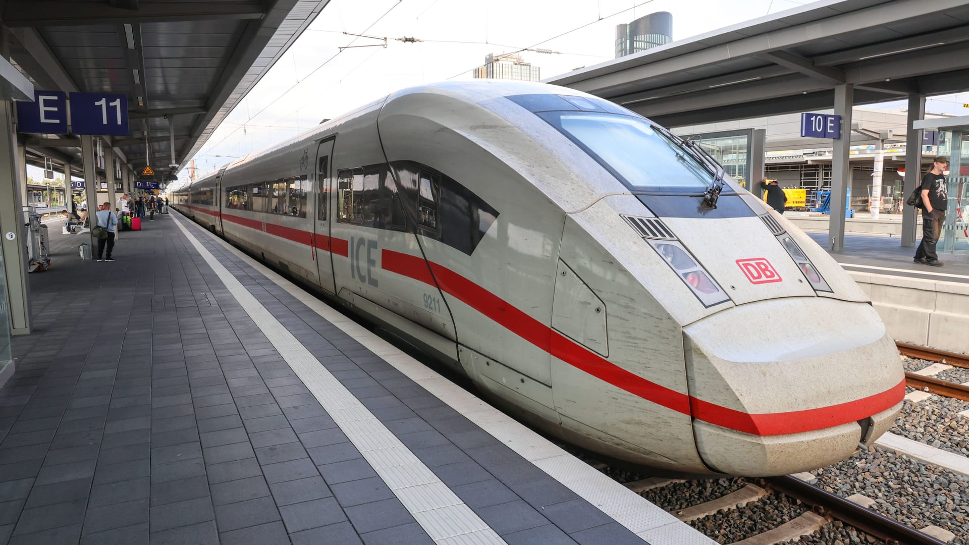 ICE in Nordrhein-Westfalen (Archivfoto): Am Sonntagabend kam es in NRW zu mehreren Problemen im Bahnverkehr.