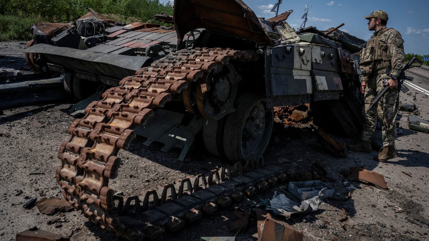 Ukrainischer Soldat bei einem Panzerwrack nahe Robotyne: Steht eine weitere Rückeroberung bevor?