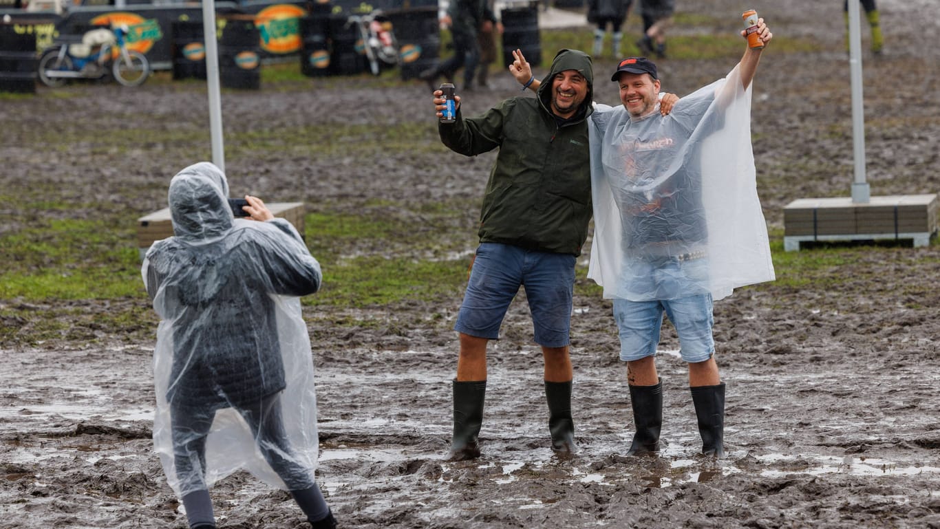 Wacken-Besucher haben gute Laune trotz Regen und Matsch: Am Mittwoch startet das Open Air offiziell.