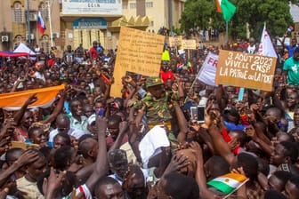Menschen in Niger protestieren gegen den Putsch.