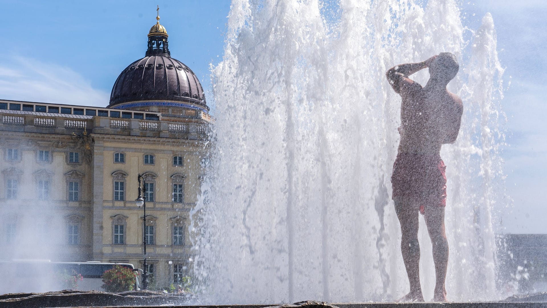 Noch einmal so im Lustgarten duschen, das wär’s (Symbolfoto): Aber ist ein Sommer-Comeback noch wahrscheinlich in diesem Jahr?