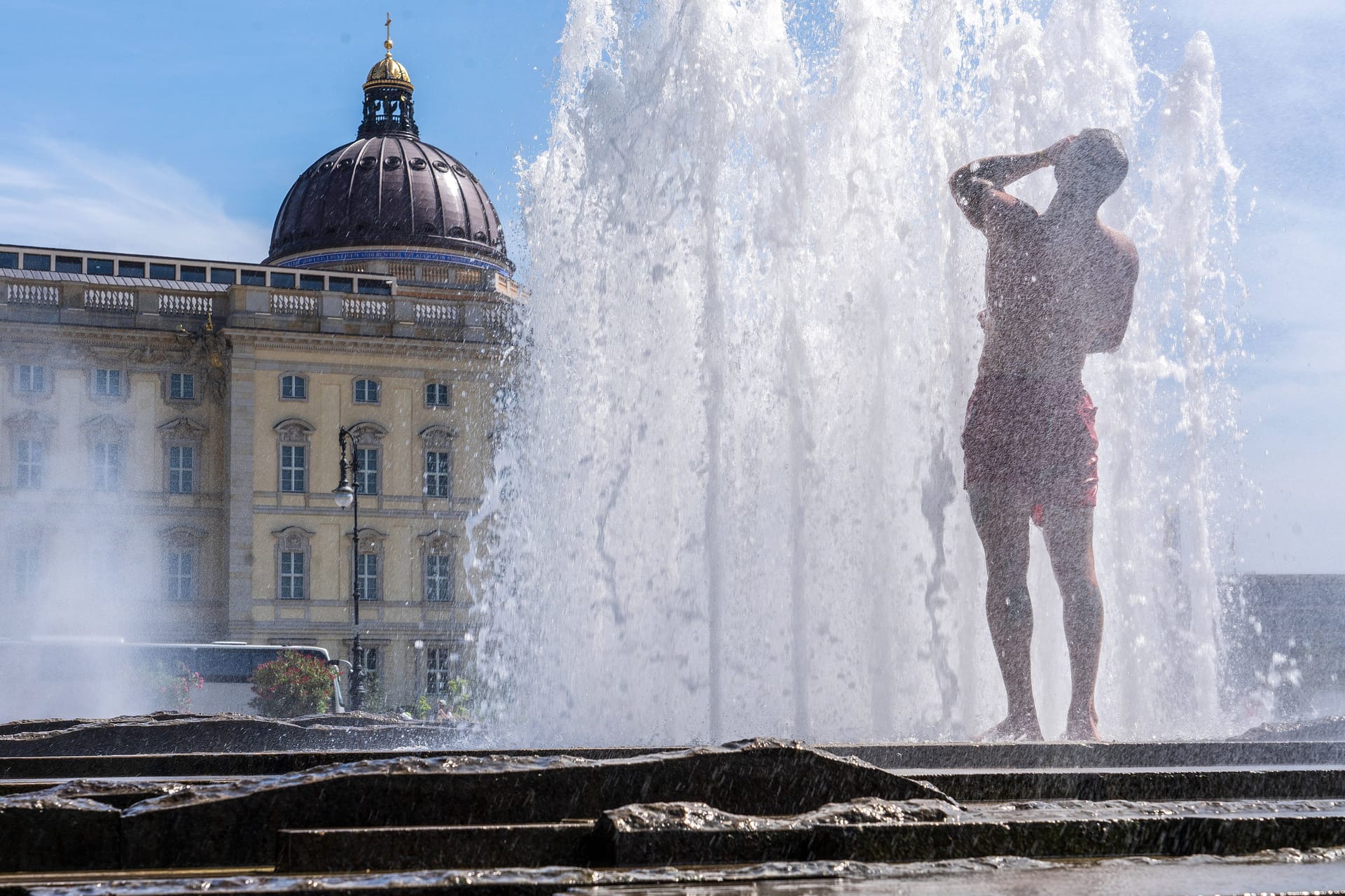 Noch einmal so im Lustgarten duschen, das wär’s (Symbolfoto): Aber ist ein Sommer-Comeback noch wahrscheinlich in diesem Jahr?