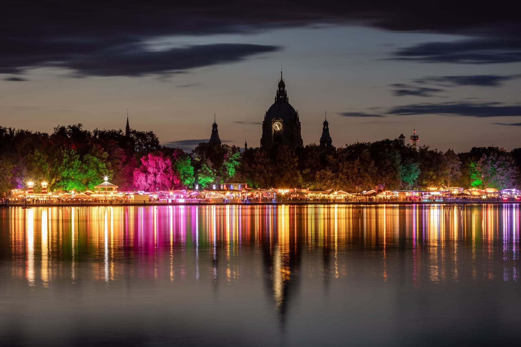 Die Lichter der bunt illuminierten Stände vom Maschseefest: 2023 findet das Fest zum 36. Mal statt.