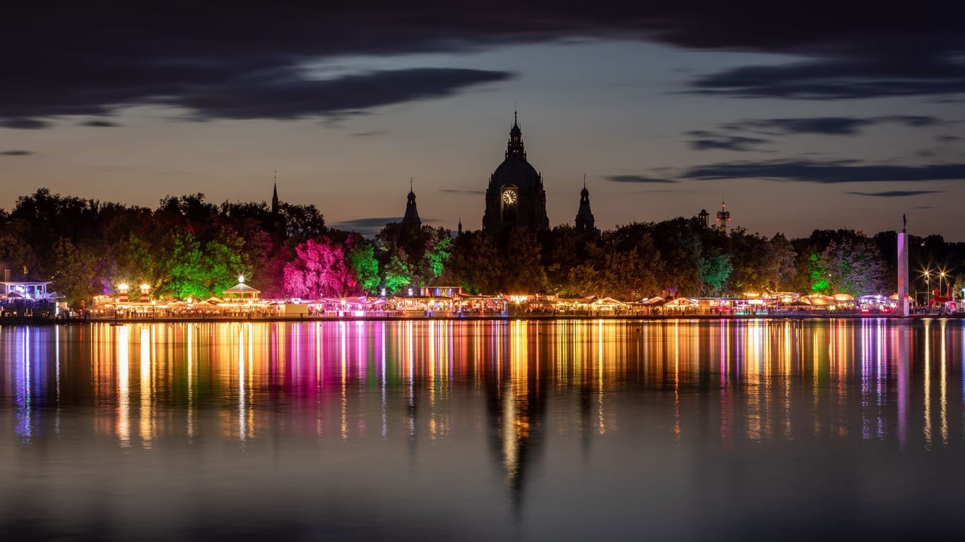 Die Lichter der bunt illuminierten Stände vom Maschseefest: 2023 findet das Fest zum 36. Mal statt.