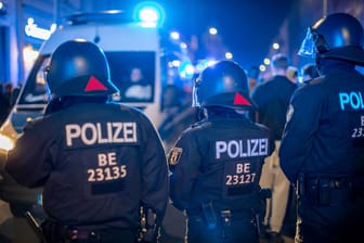 Polizisten in der Nacht bei einem Einsatz (Symbolbild): Bislang ist der Grund für die Schüsse noch unbekannt.
