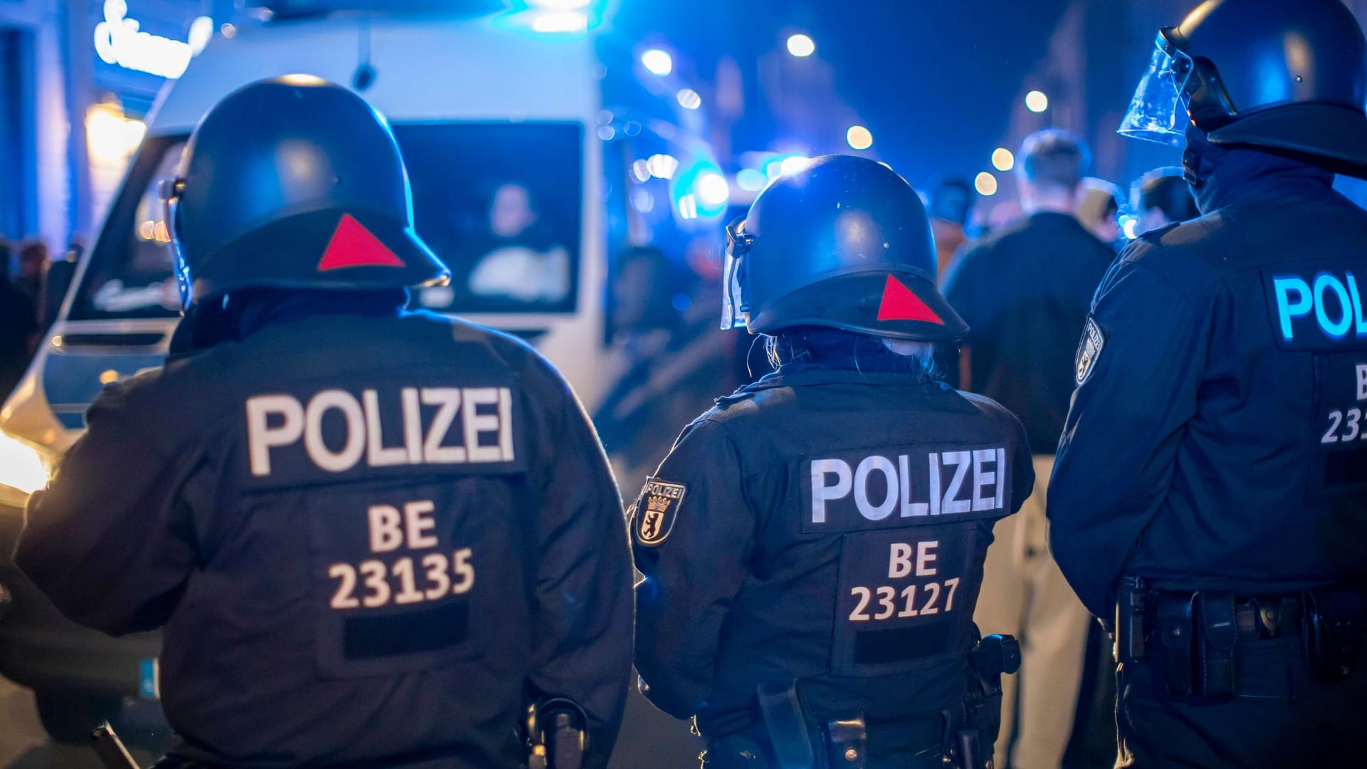 Polizisten in der Nacht bei einem Einsatz (Symbolbild): Bislang ist der Grund für die Schüsse noch unbekannt.