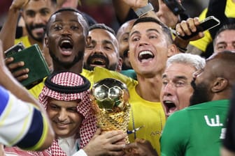 Cristiano Ronaldo feiert den Sieg im Arab Championship Cup.