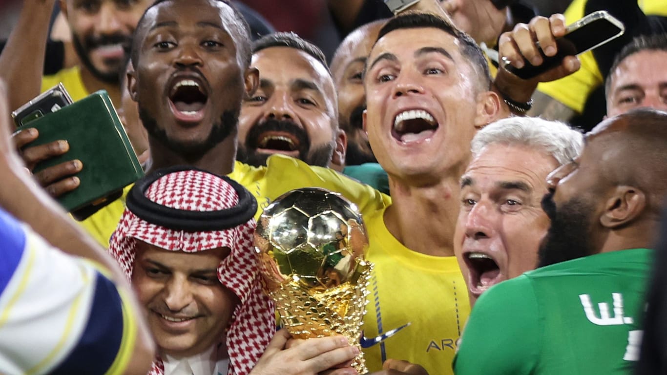 Cristiano Ronaldo feiert den Sieg im Arab Championship Cup.