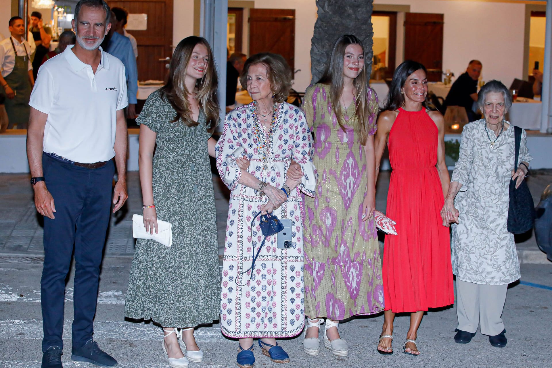 Die spanischen Royals beim Familiendinner (v.l.): König Felipe, Prinzessin Leonor, Sophia von Griechenland, Prinzessin Sofia, Königin Letizia und Irene von Griechenland.