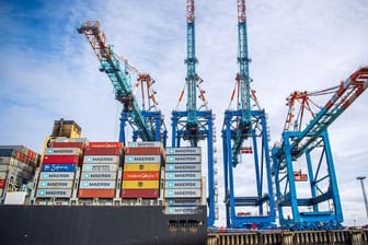 Ein Schiff liegt im Containerhafen Bremerhaven (Symbolbild): Ist Deutschland der kranke Mann Europas?