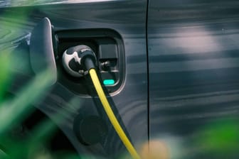 Elektroauto an der Ladestation: Das Kraftfahrt-Bundesamt meldet einen Rückgang an neu zugelassenen Elektroautos.