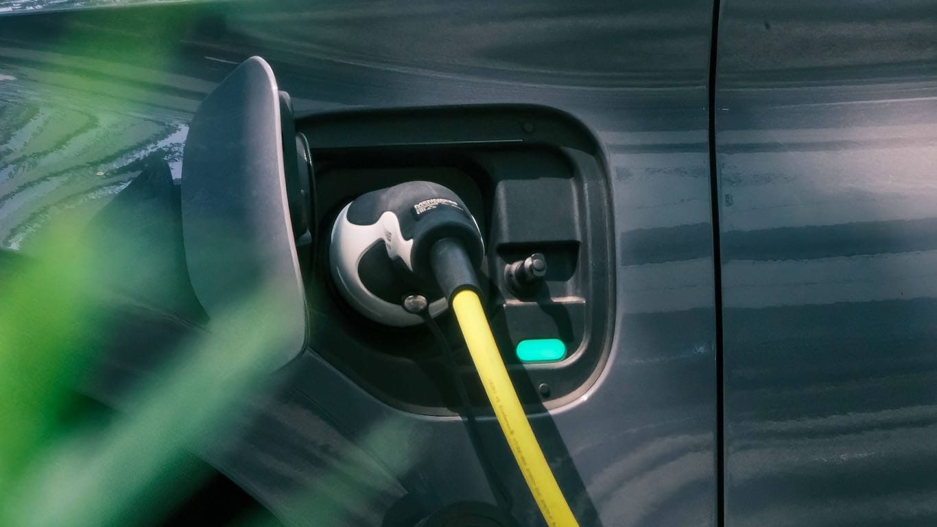 Elektroauto an der Ladestation: Das Kraftfahrt-Bundesamt meldet einen Rückgang an neu zugelassenen Elektroautos.