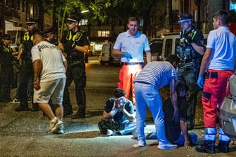 Die Opfer werden von Sanitätern und der Polizei versorgt: Der Angriff ereignete sich unweit der Reeperbahn.