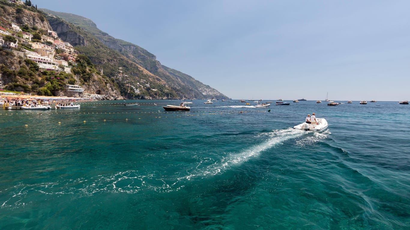 Motorboot vor Italien (Symbolbild): Die Verlegerin soll mit ihrer Familie im Urlaub gewesen sein.