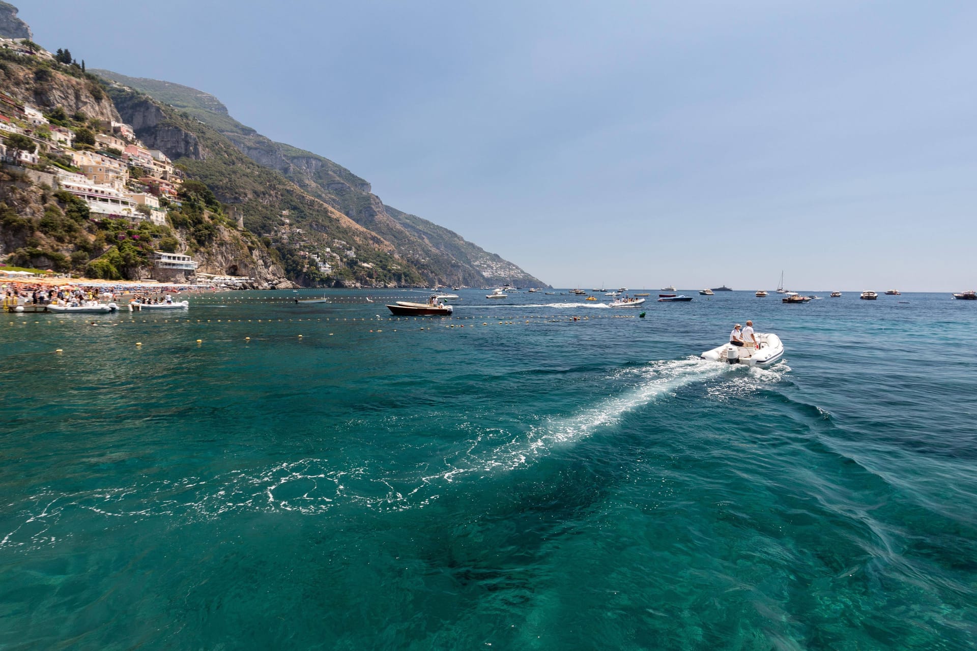 Motorboot vor Italien (Symbolbild): Die Verlegerin soll mit ihrer Familie im Urlaub gewesen sein.