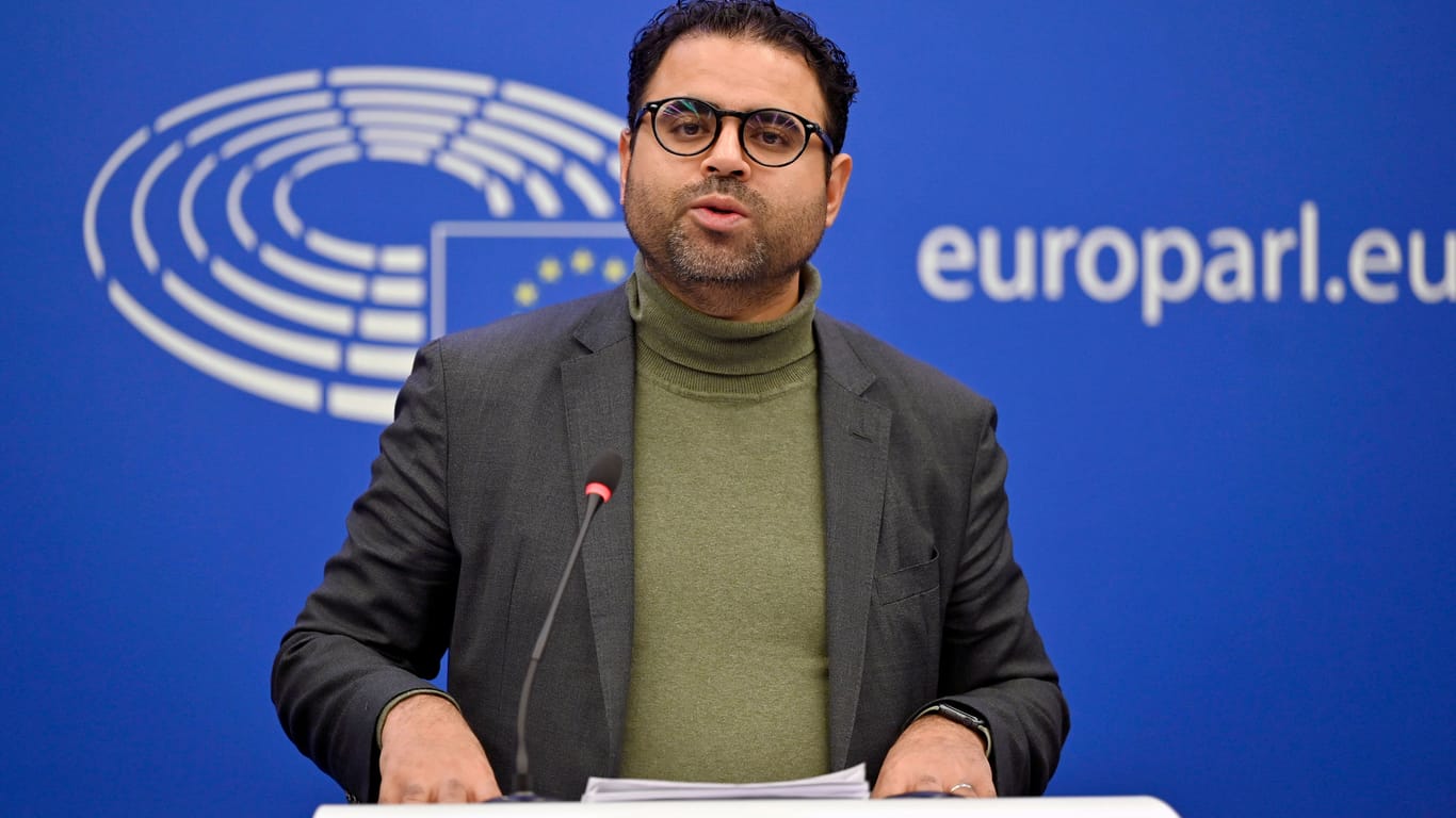Mohammed Chahim, Mitglied des Umweltausschusses, spricht im EU-Parlament: Mindestens zwei Drittel seiner Kolleginnen und Kollegen müssten Hoekstra als Klimakommissar bestätigen.