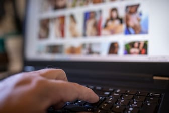 Pornografie im Internet: Ein übermäßiger Konsum schränkt den Alltag von Betroffenen stark ein.