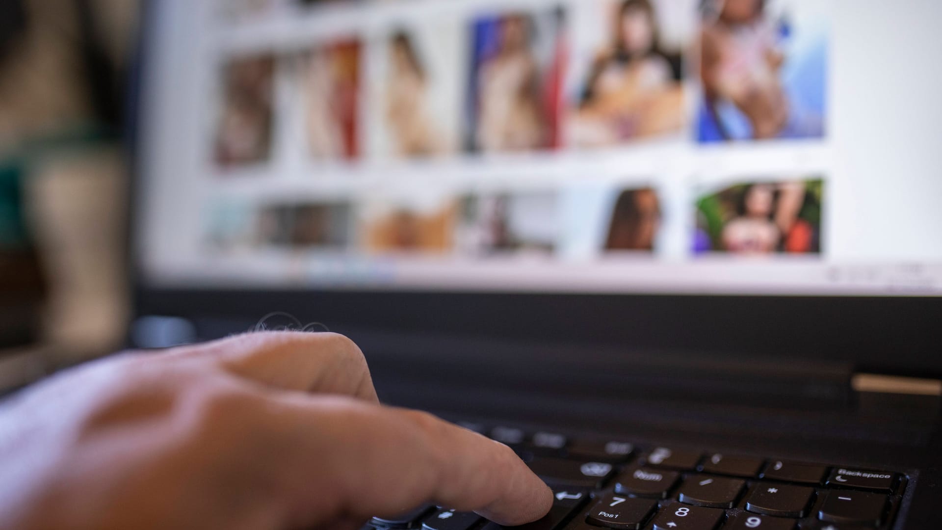 Pornografie im Internet: Ein übermäßiger Konsum schränkt den Alltag von Betroffenen stark ein.